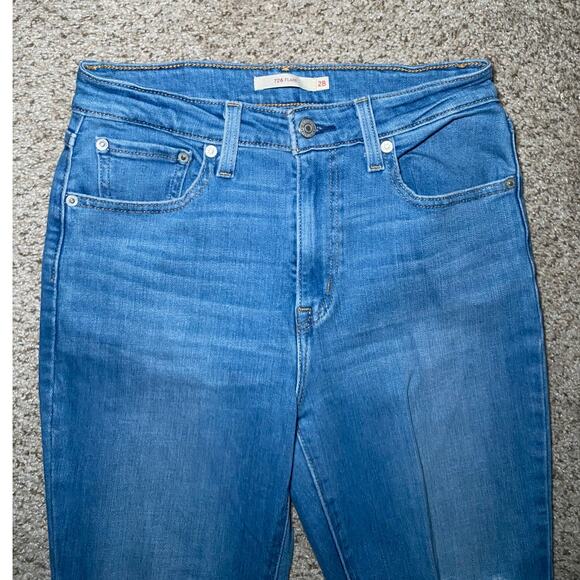 Light Wash Distressed Flare Levi's - Stretch Fabric - Picture 3 of 11